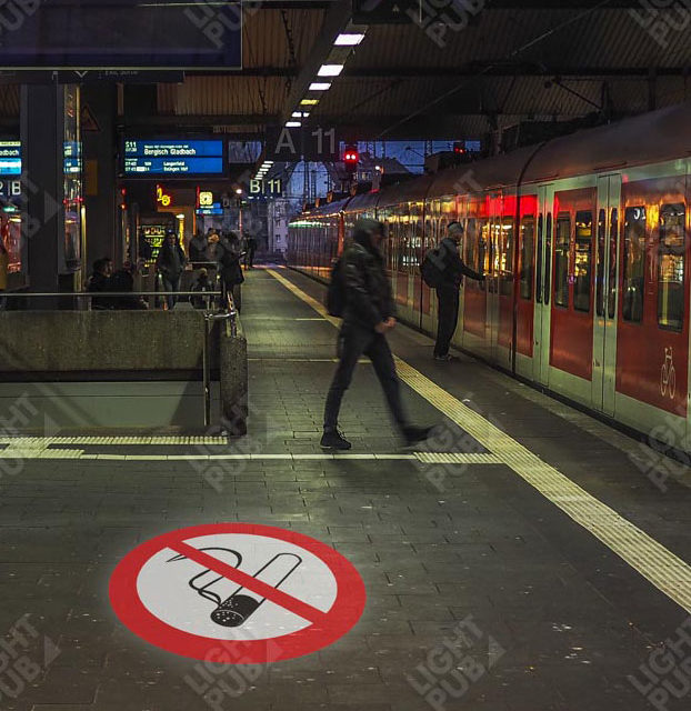 Signalétique lumineuse pour gare par projection de panneau lumineux